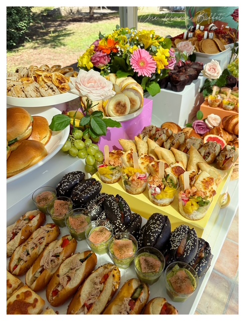 Service de buffet élégant pour une réception au bord de la mer, signé Chix Riviera Buffet.