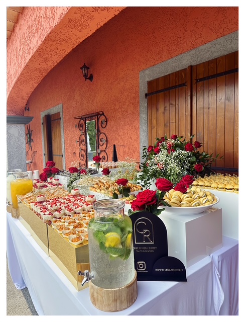 Table de buffet à thème floral et gastronomique préparée par Chix Riviera Buffet.