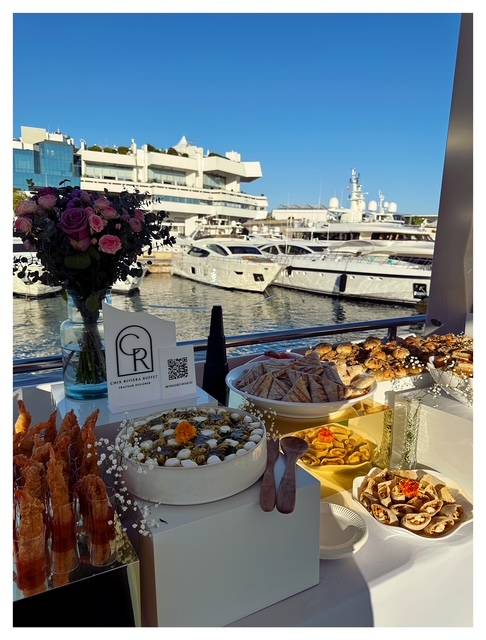 Buffet de réception avec des plats créatifs et modernes proposés par Chix Riviera Buffet.