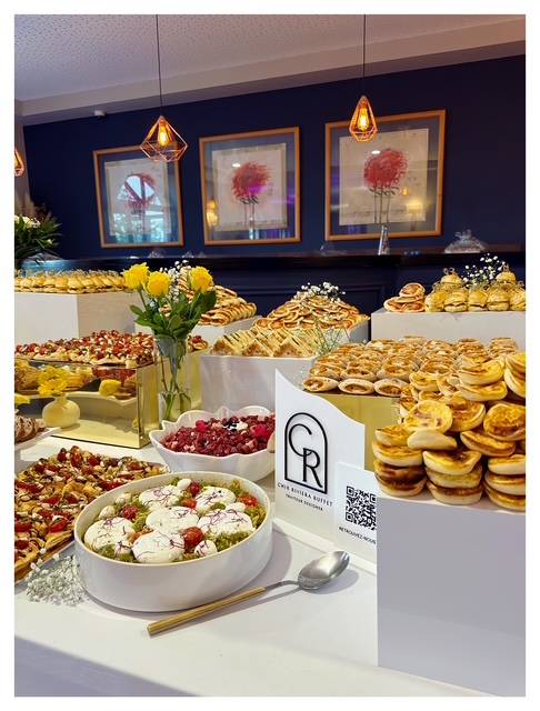 Table de buffet riche en saveurs méditerranéennes, préparée par Chix Riviera Buffet.