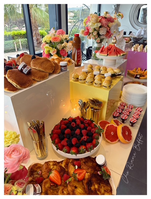 Buffet de réception avec des plateaux de tapas méditerranéennes, préparées par Chix Riviera Buffet.