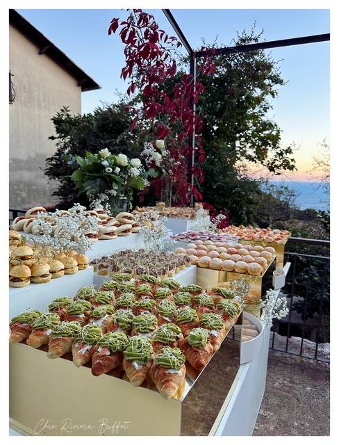 Buffet dinatoire avec une présentation soignée de Chix Riviera Buffet pour une réception sur la Côte d'Azur.