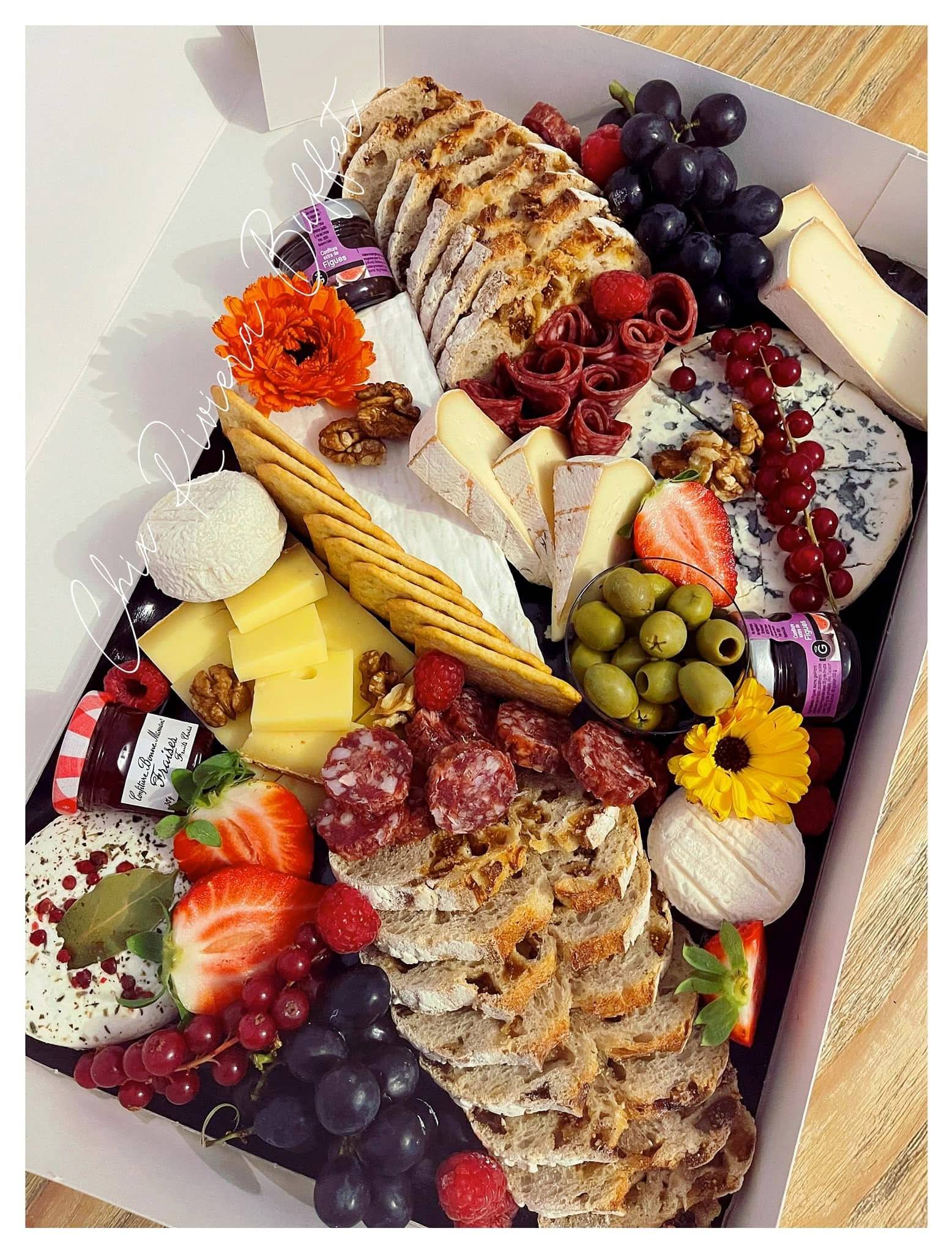 Apéro box personnalisée avec des produits locaux, proposée par Chix Riviera Buffet, traiteur designer sur la Côte d'Azur.